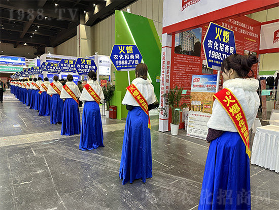 火爆網(wǎng)美女禮儀宣傳隊(duì)亮相2024中原農(nóng)資雙交會(huì)！
